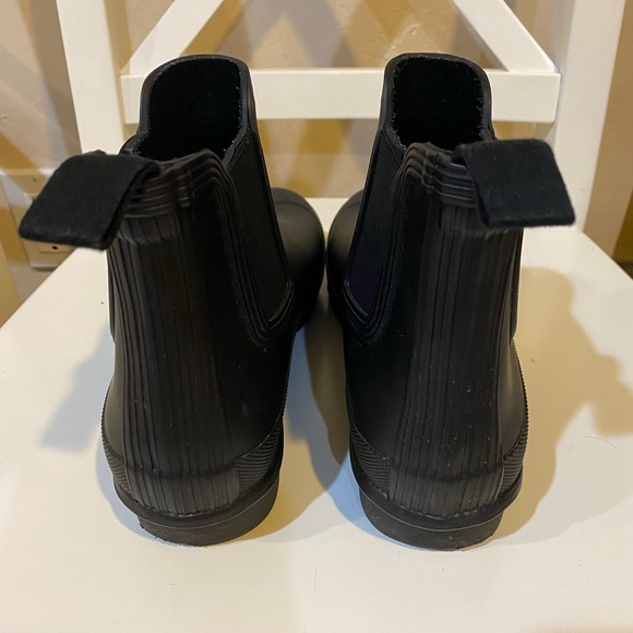 Authentic Hunter womens Chelsea boot. Worn once. Black rubber size 38. - Picture 2 of 8